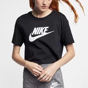 Nike Sportswear Essential Crop Loose Fit Logo T-Shirt
